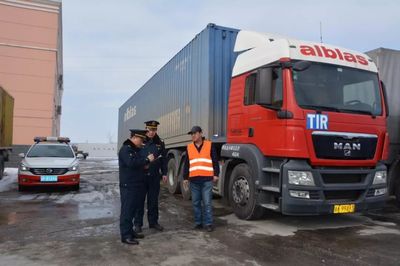 中国货车牵引欧洲挂车来到了新疆